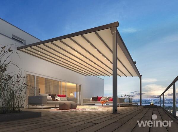 Moderne Terrasse mit Überdachung und stilvoller LED-Beleuchtung bei Sonnenuntergang.